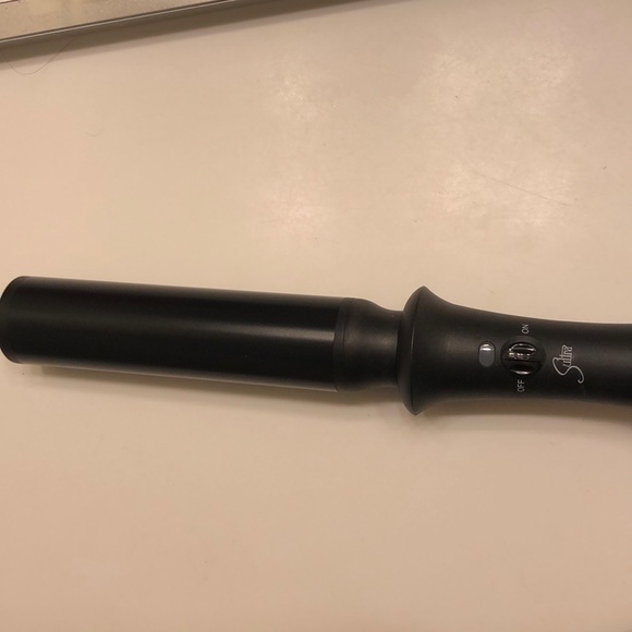 Sultry Bombshell 1 1/2 curling wand - Picture 3 of 3